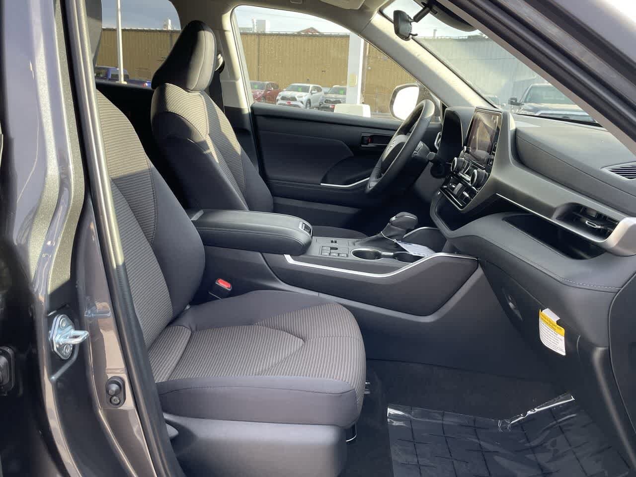 Thumbnail: 2023 Toyota Highlander - 17