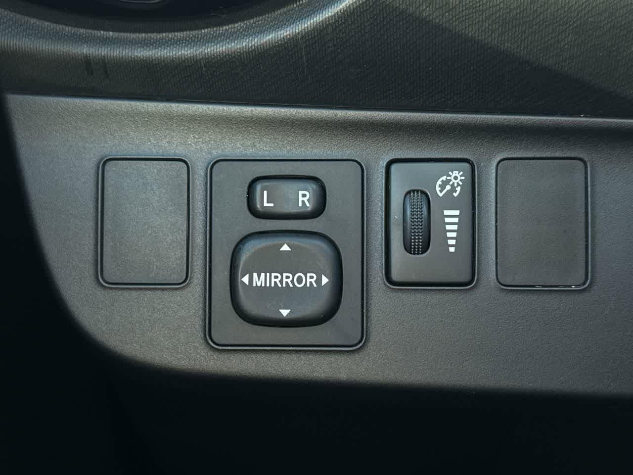 Thumbnail: 2015 Toyota Prius c - 20