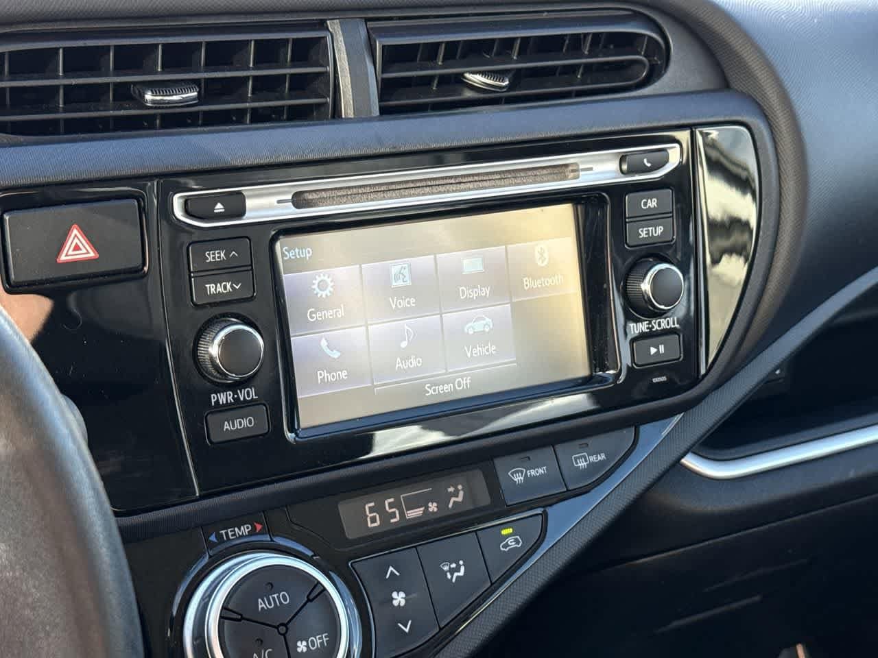 Thumbnail: 2015 Toyota Prius c - 18