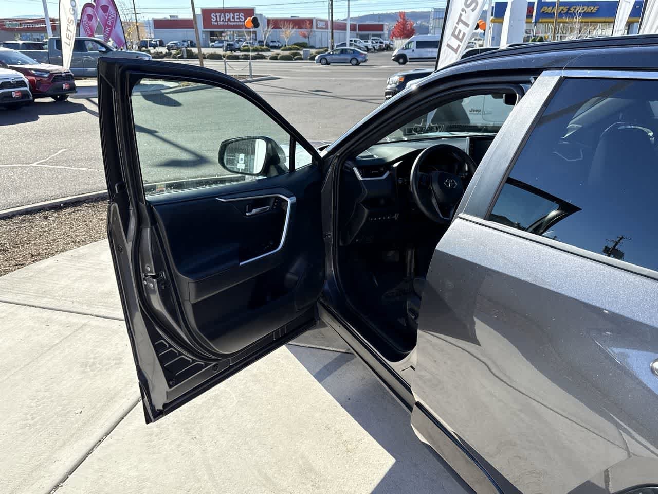 Thumbnail: 2022 Toyota RAV4 - 10