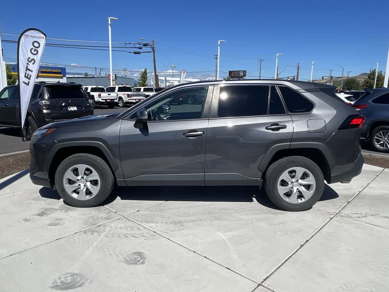 2023 Toyota RAV4 LE photo 2