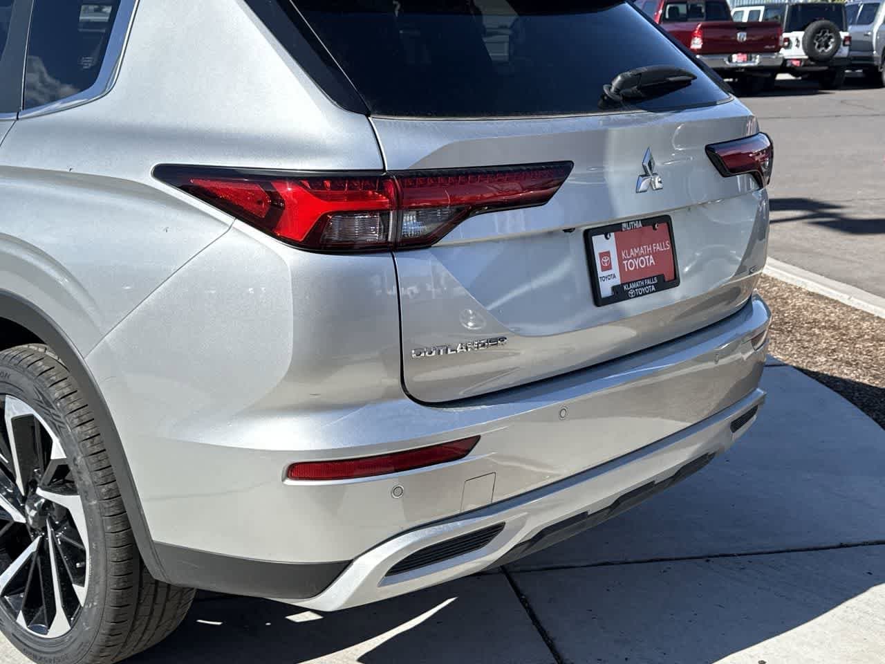 Thumbnail: 2022 Mitsubishi Outlander - 9