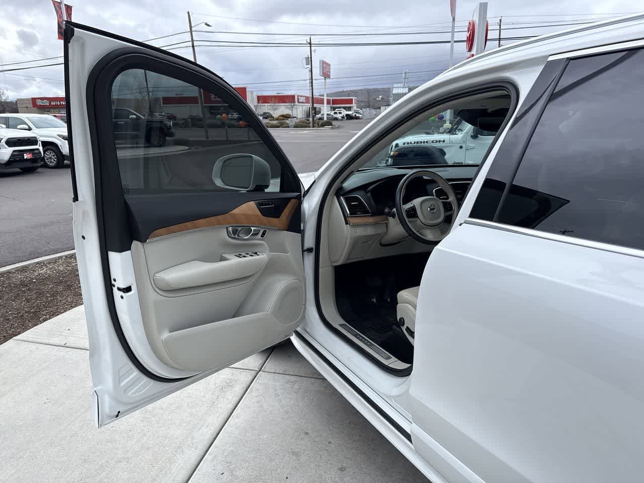 Thumbnail: 2022 Volvo XC90 - 10