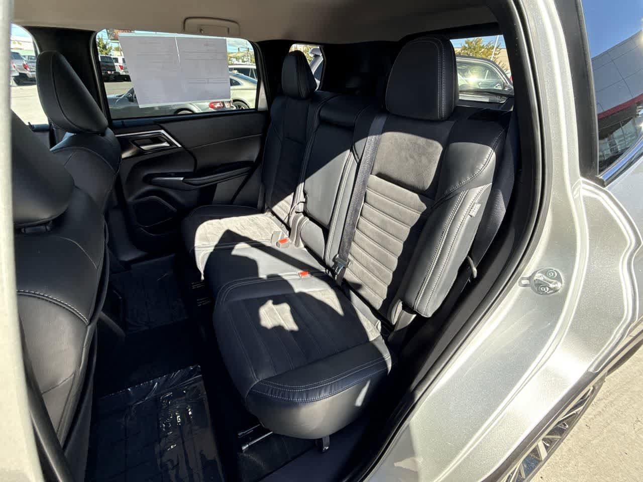 Thumbnail: 2022 Mitsubishi Outlander - 12