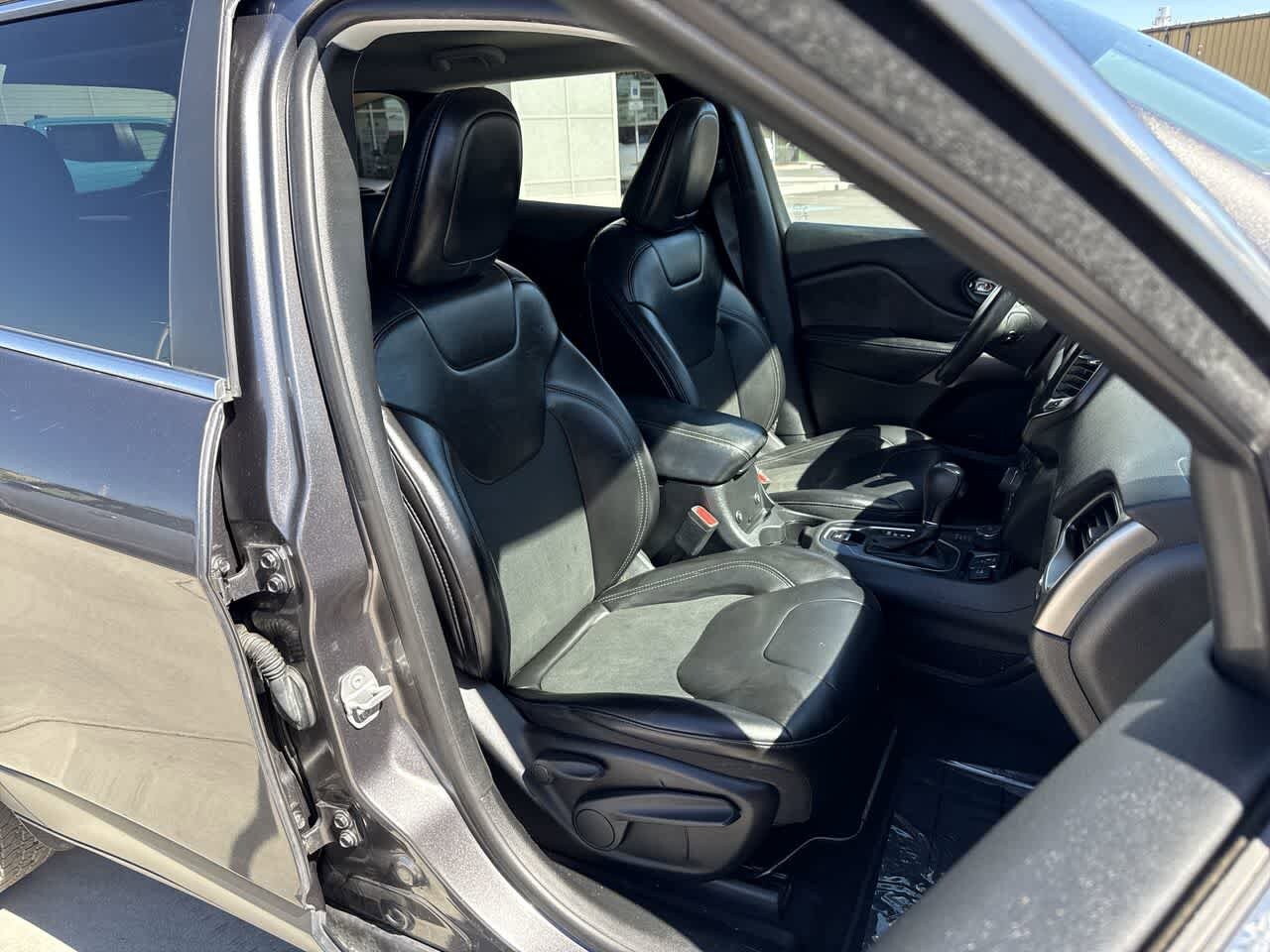 Thumbnail: 2019 Jeep Cherokee - 14