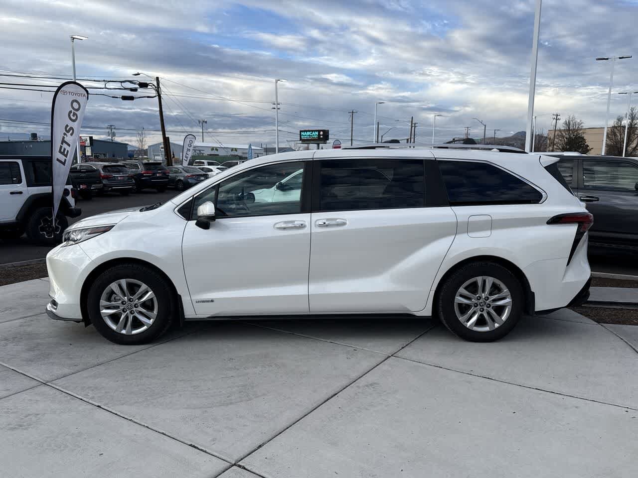 2021 Toyota Sienna Limited photo 2