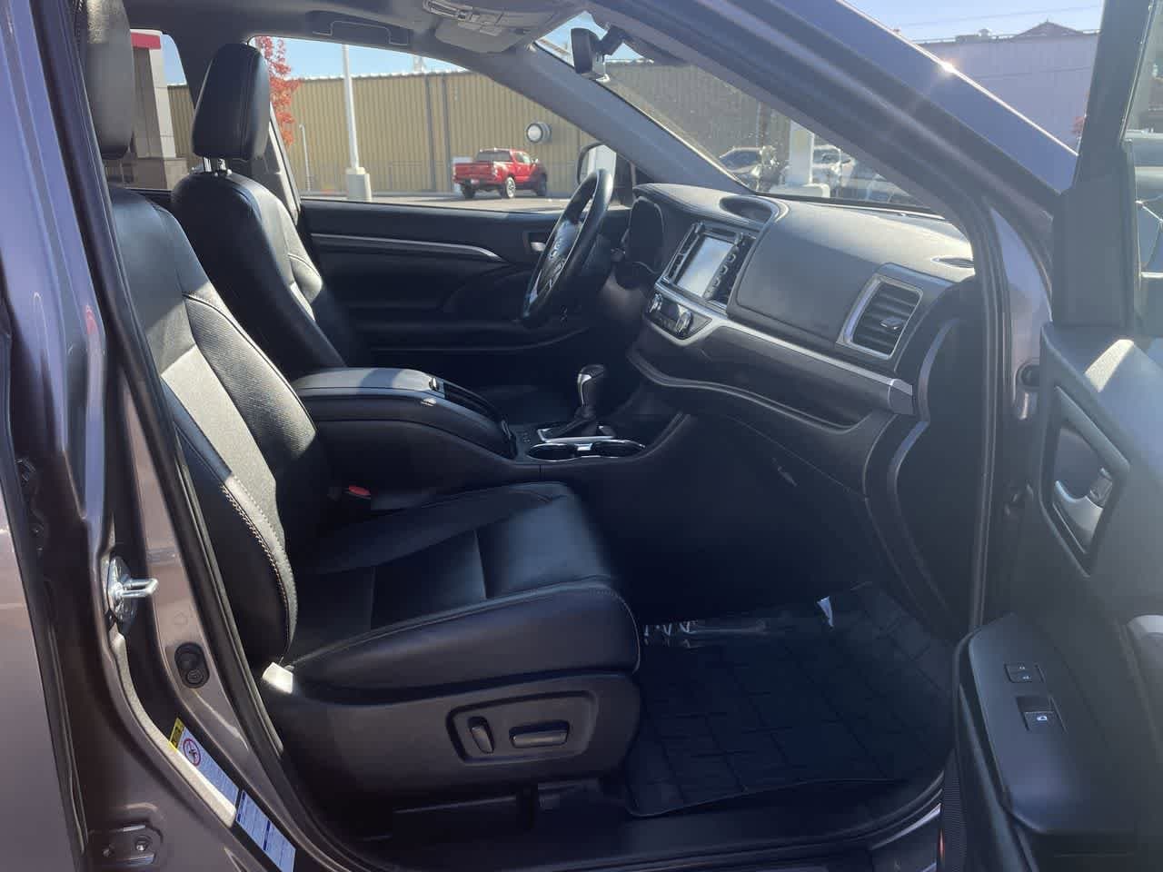 Thumbnail: 2019 Toyota Highlander - 16