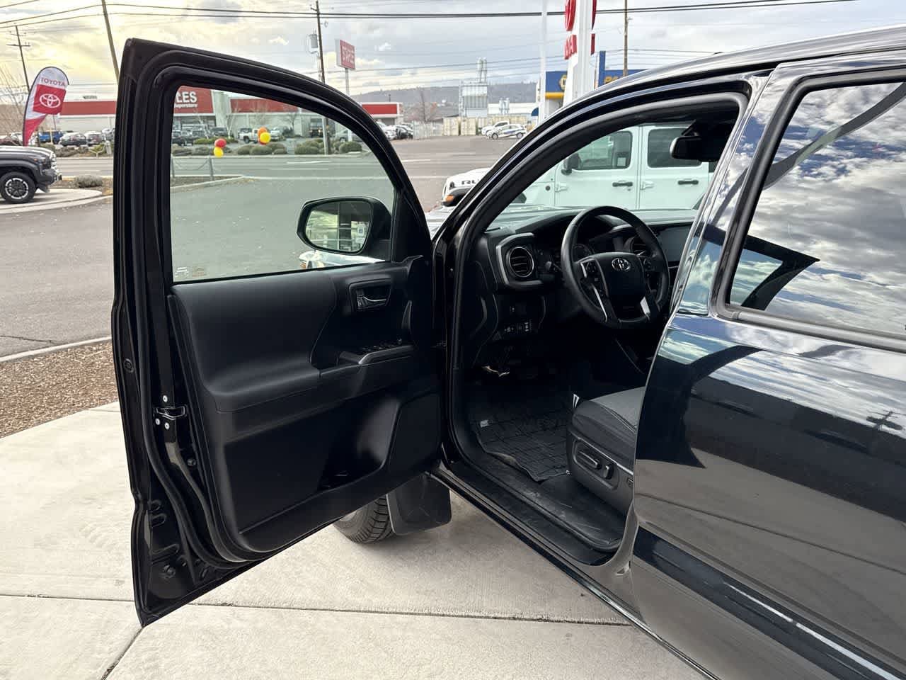 Thumbnail: 2021 Toyota Tacoma - 10