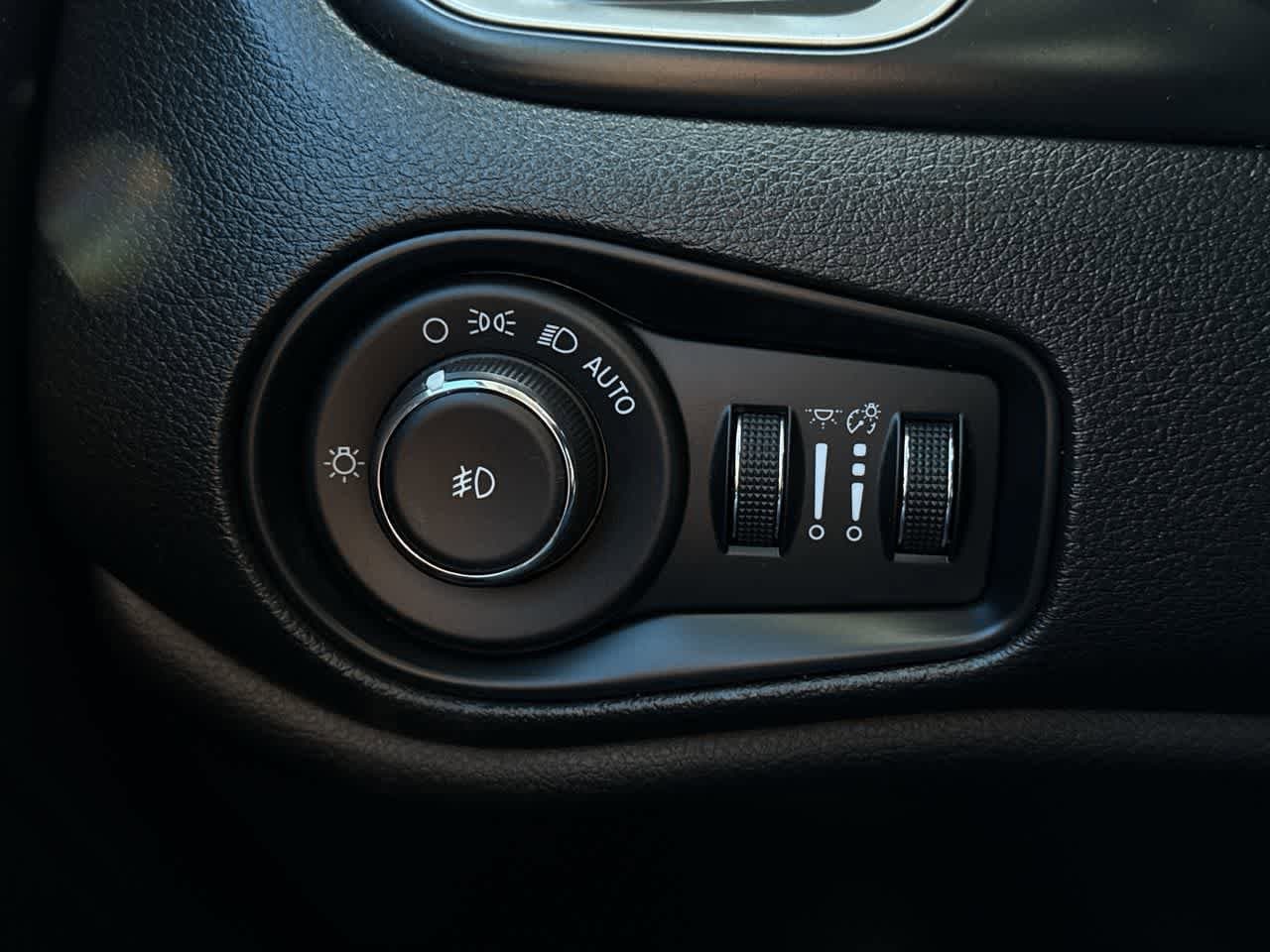Thumbnail: 2017 Jeep Renegade - 21