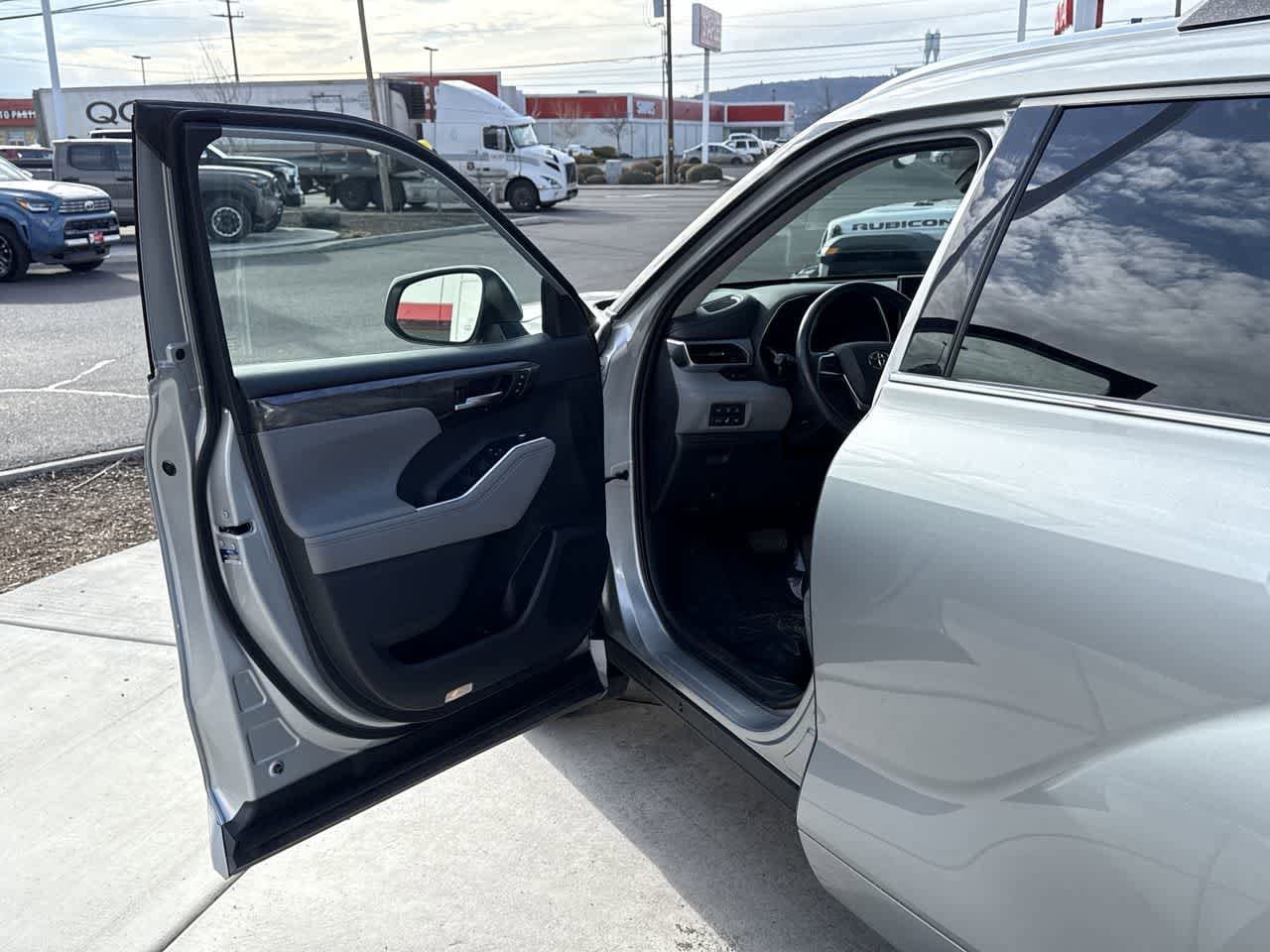 Thumbnail: 2021 Toyota Highlander - 10