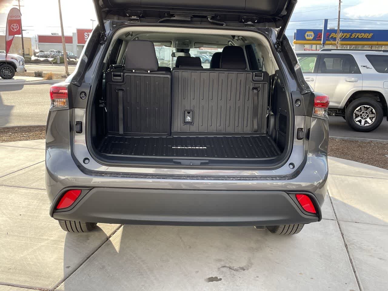 Thumbnail: 2023 Toyota Highlander - 6