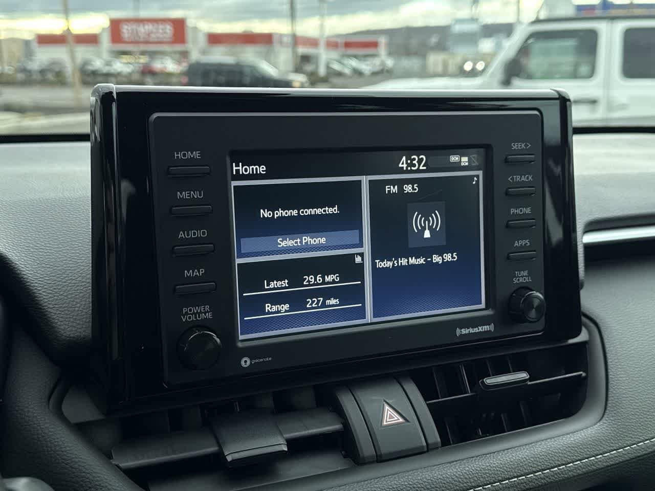 Thumbnail: 2022 Toyota RAV4 - 18