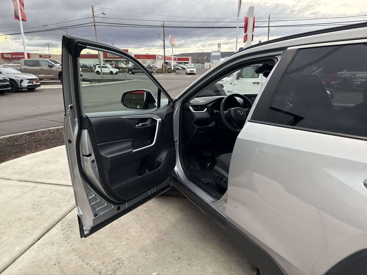 Thumbnail: 2022 Toyota RAV4 - 10