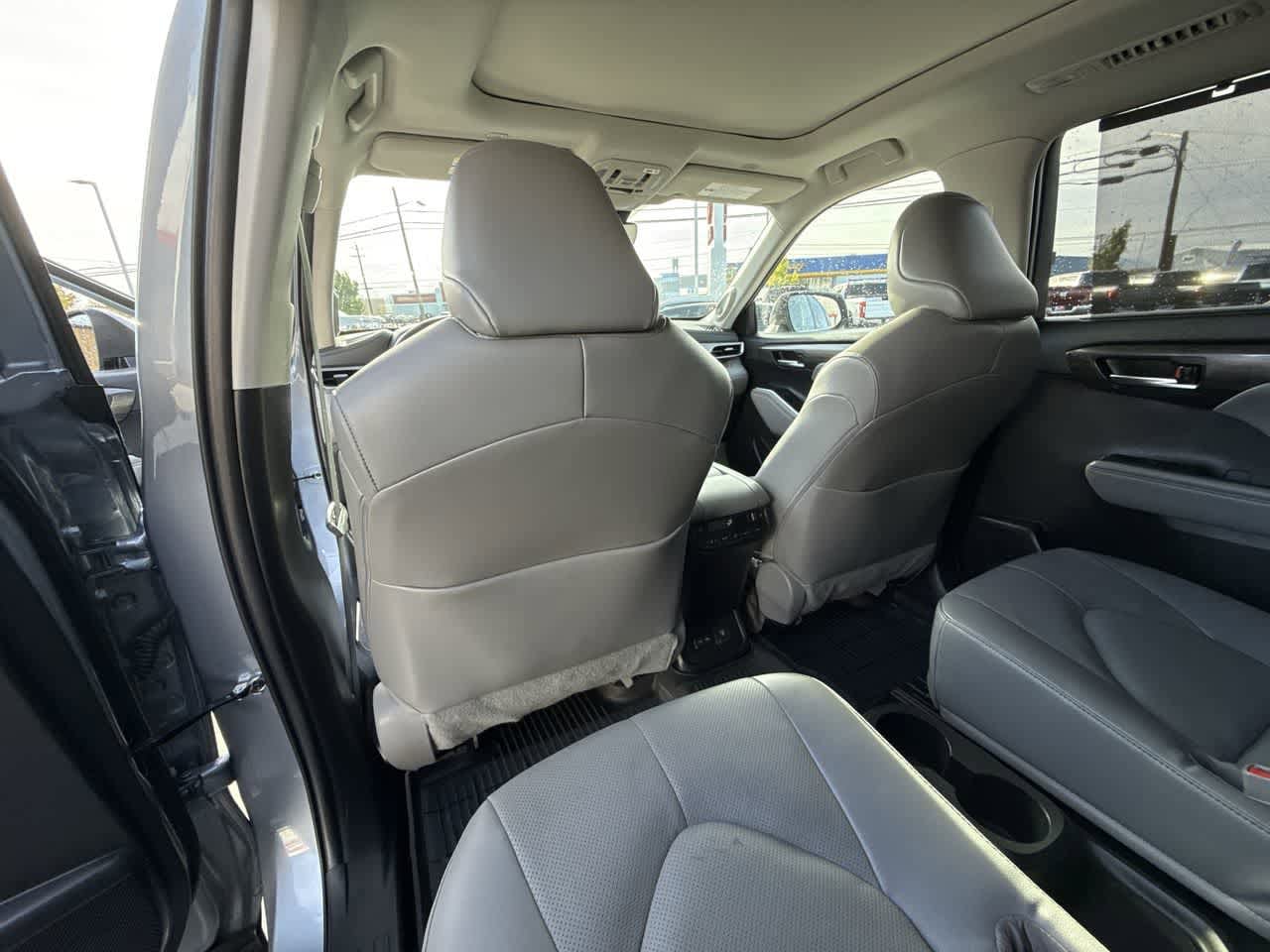 Thumbnail: 2023 Toyota Highlander - 14