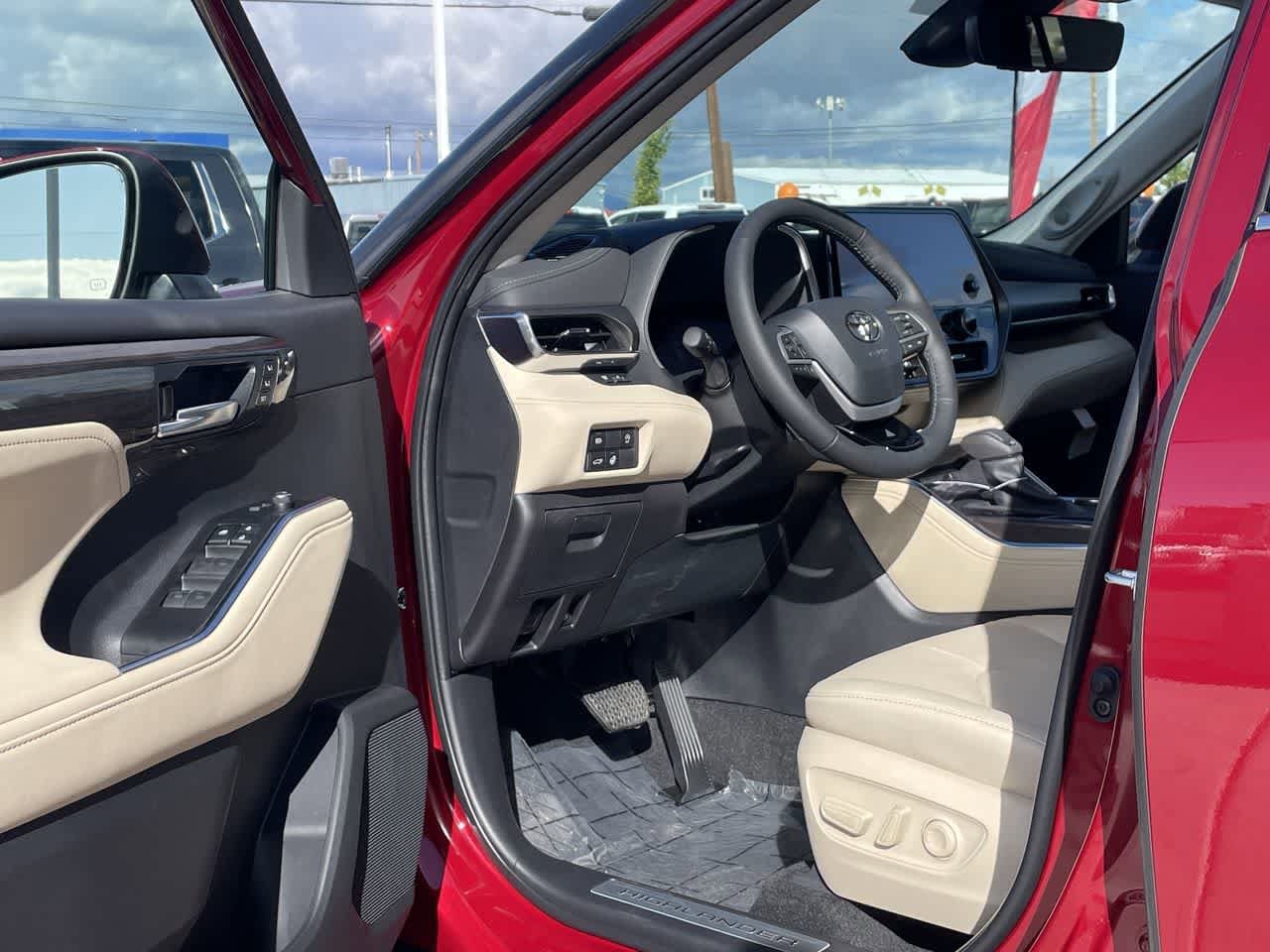 Thumbnail: 2023 Toyota Highlander - 11