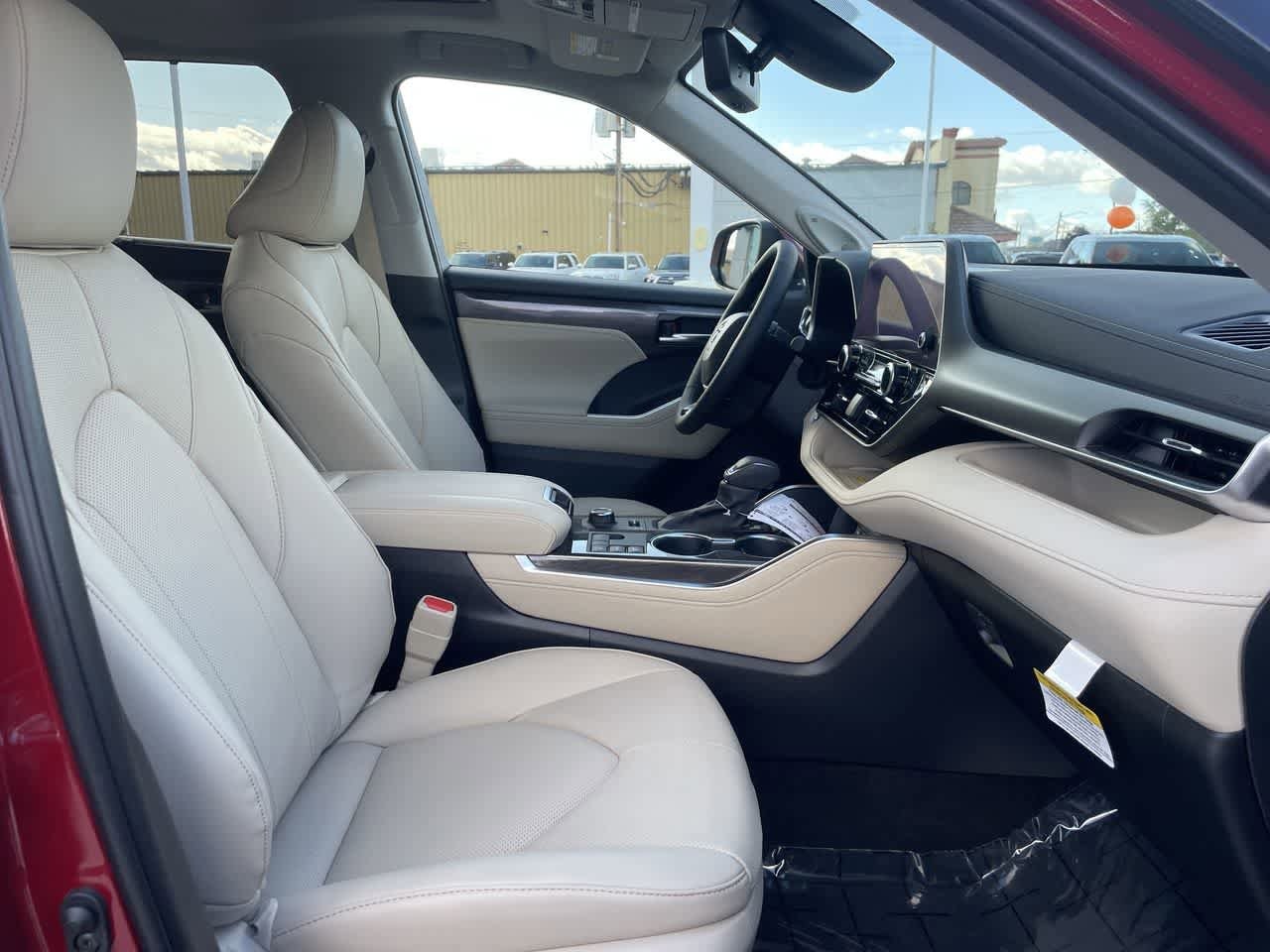 Thumbnail: 2023 Toyota Highlander - 16