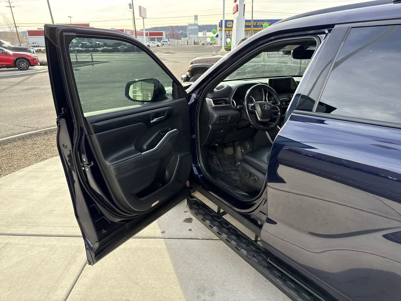 Thumbnail: 2023 Toyota Highlander - 10