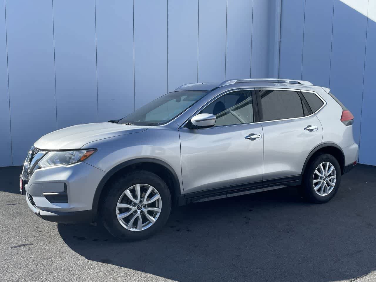 2017 Nissan Rogue SV photo 2