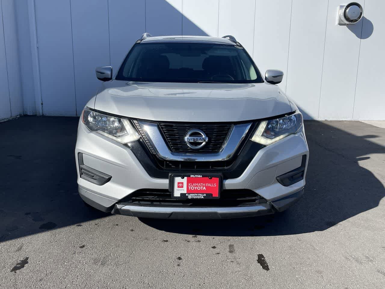 2017 Nissan Rogue SV photo 3