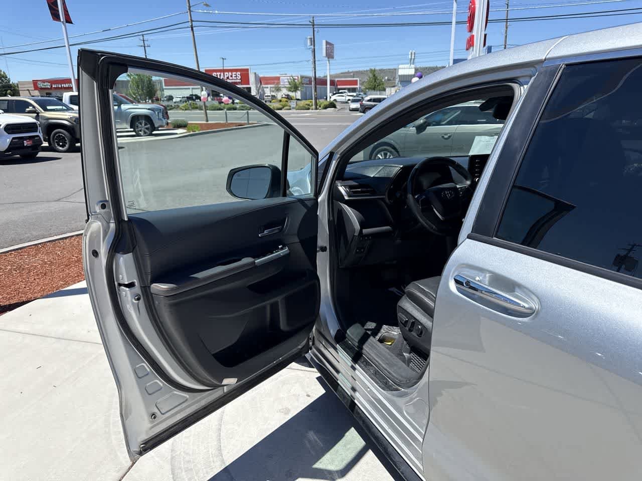 Thumbnail: 2022 Toyota Sienna - 10
