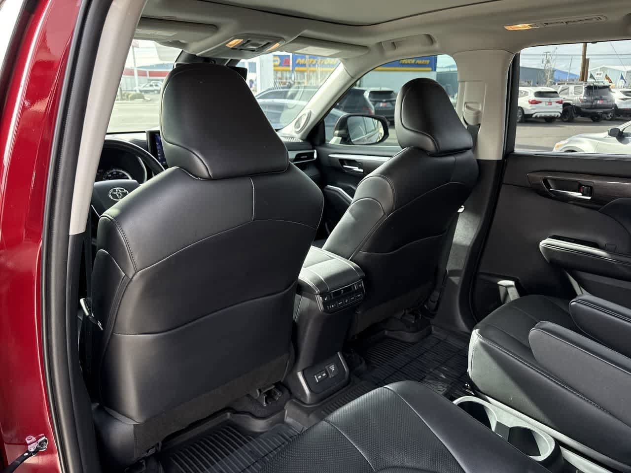 Thumbnail: 2022 Toyota Highlander - 14