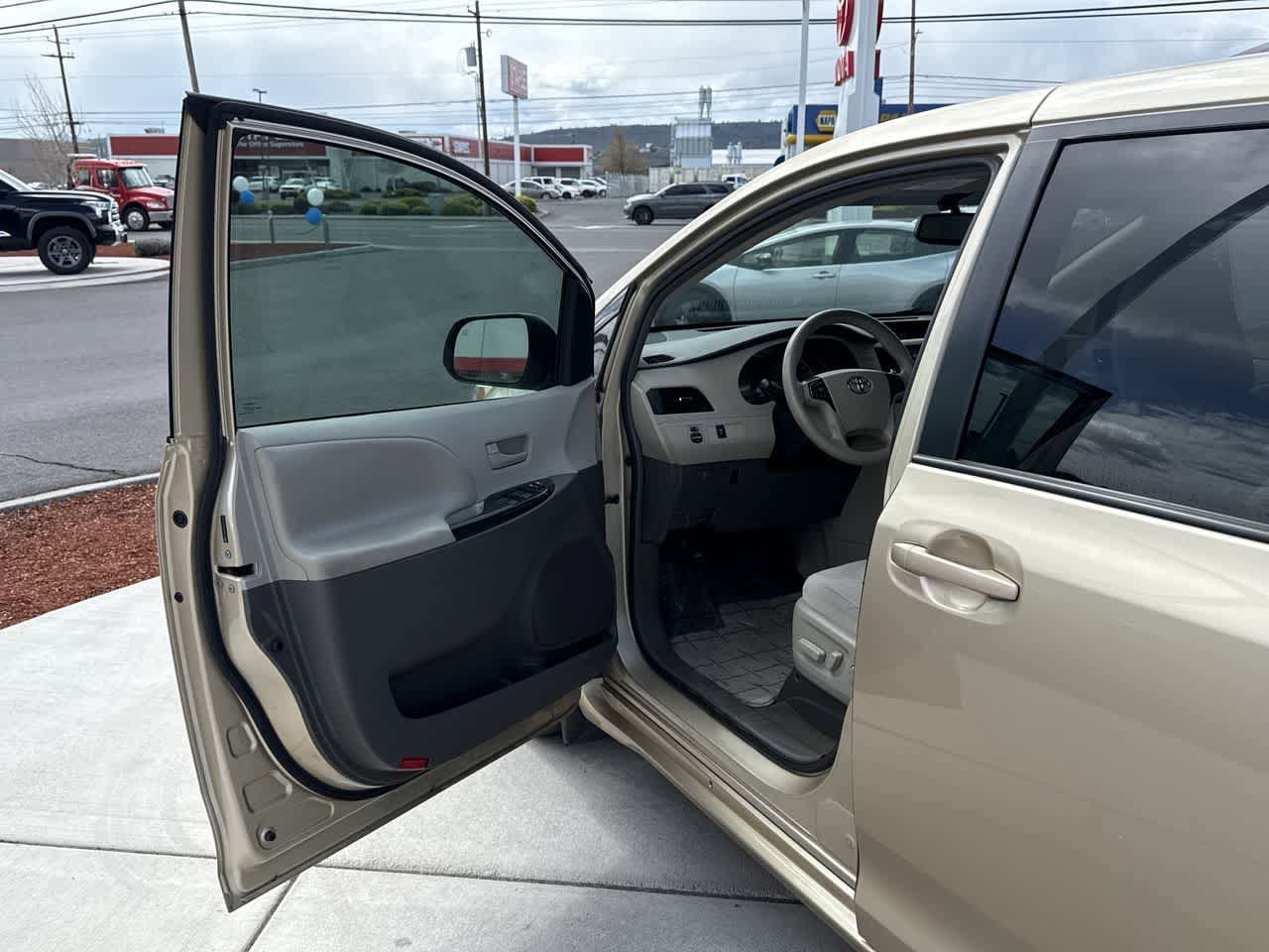 Thumbnail: 2012 Toyota Sienna - 10