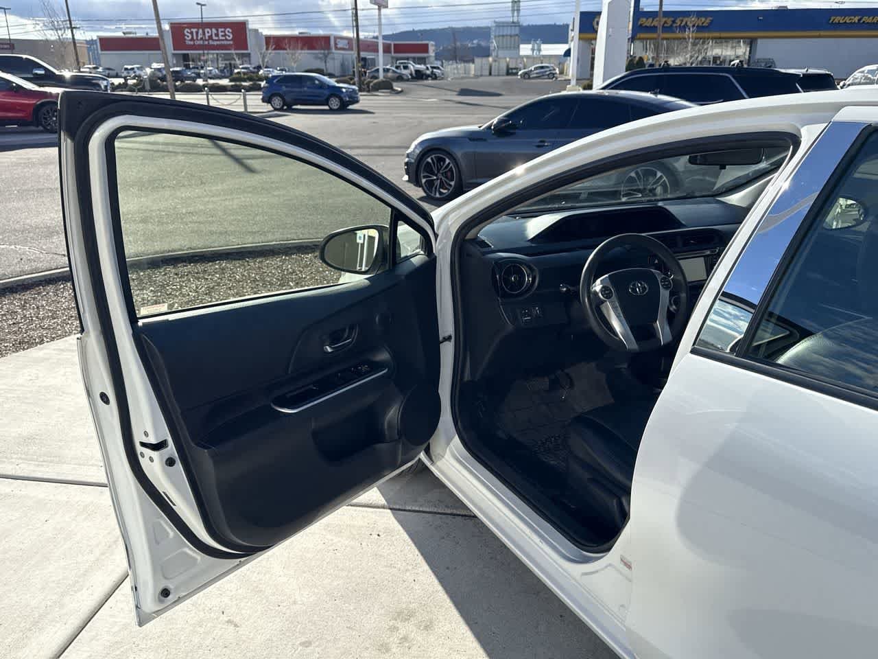 Thumbnail: 2015 Toyota Prius c - 10