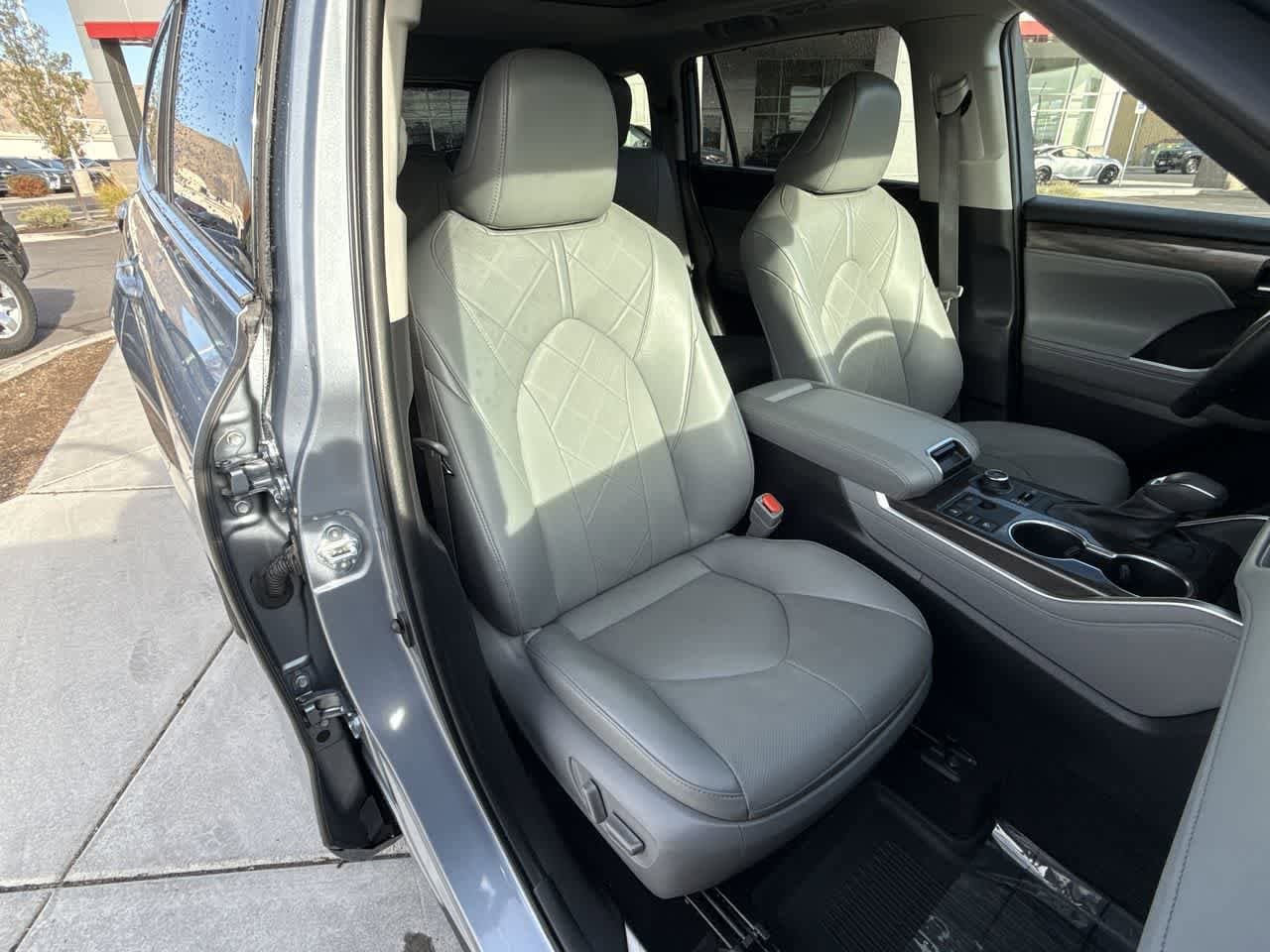 Thumbnail: 2023 Toyota Highlander - 15