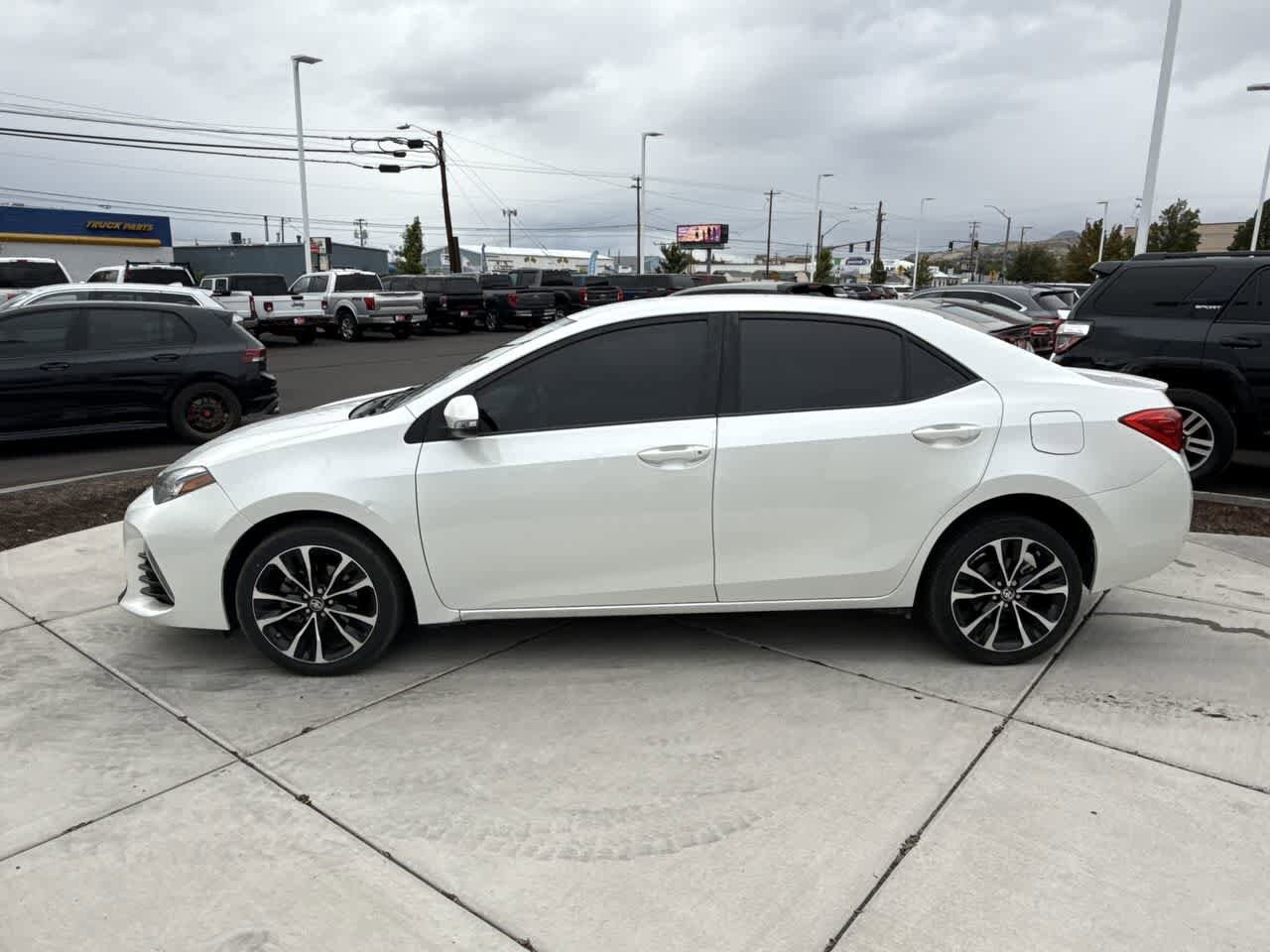 2017 Toyota Corolla SE photo 2