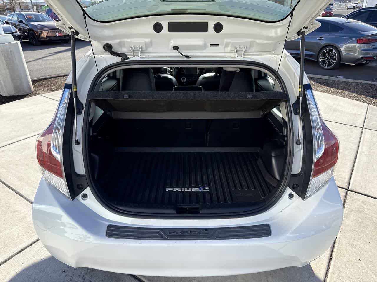 Thumbnail: 2015 Toyota Prius c - 6