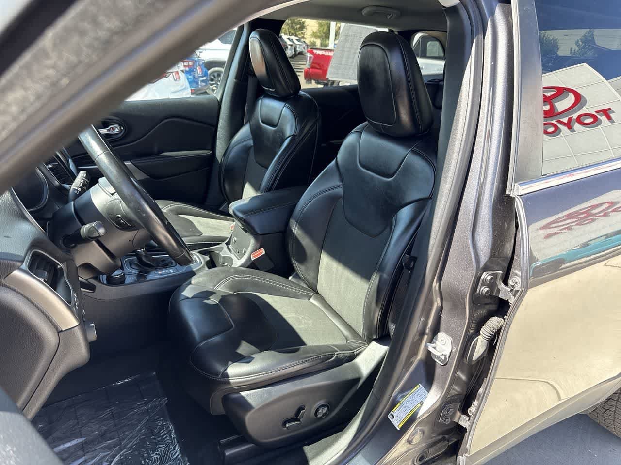 Thumbnail: 2019 Jeep Cherokee - 11