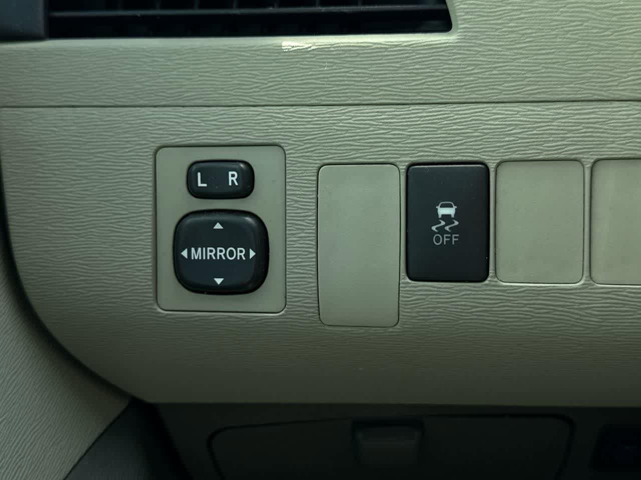 Thumbnail: 2012 Toyota Sienna - 22