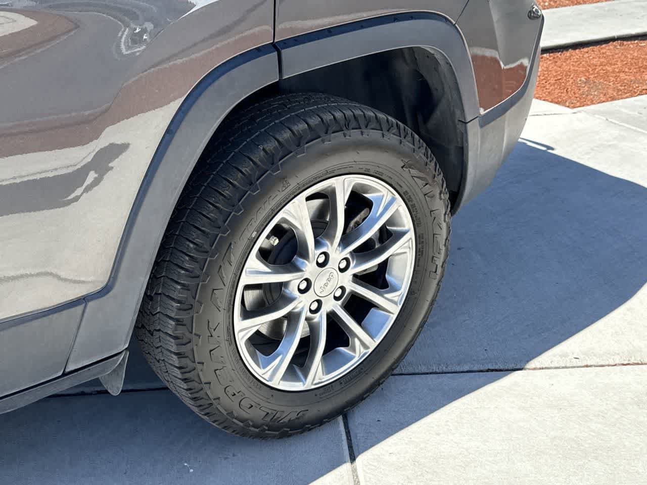 Thumbnail: 2019 Jeep Cherokee - 8