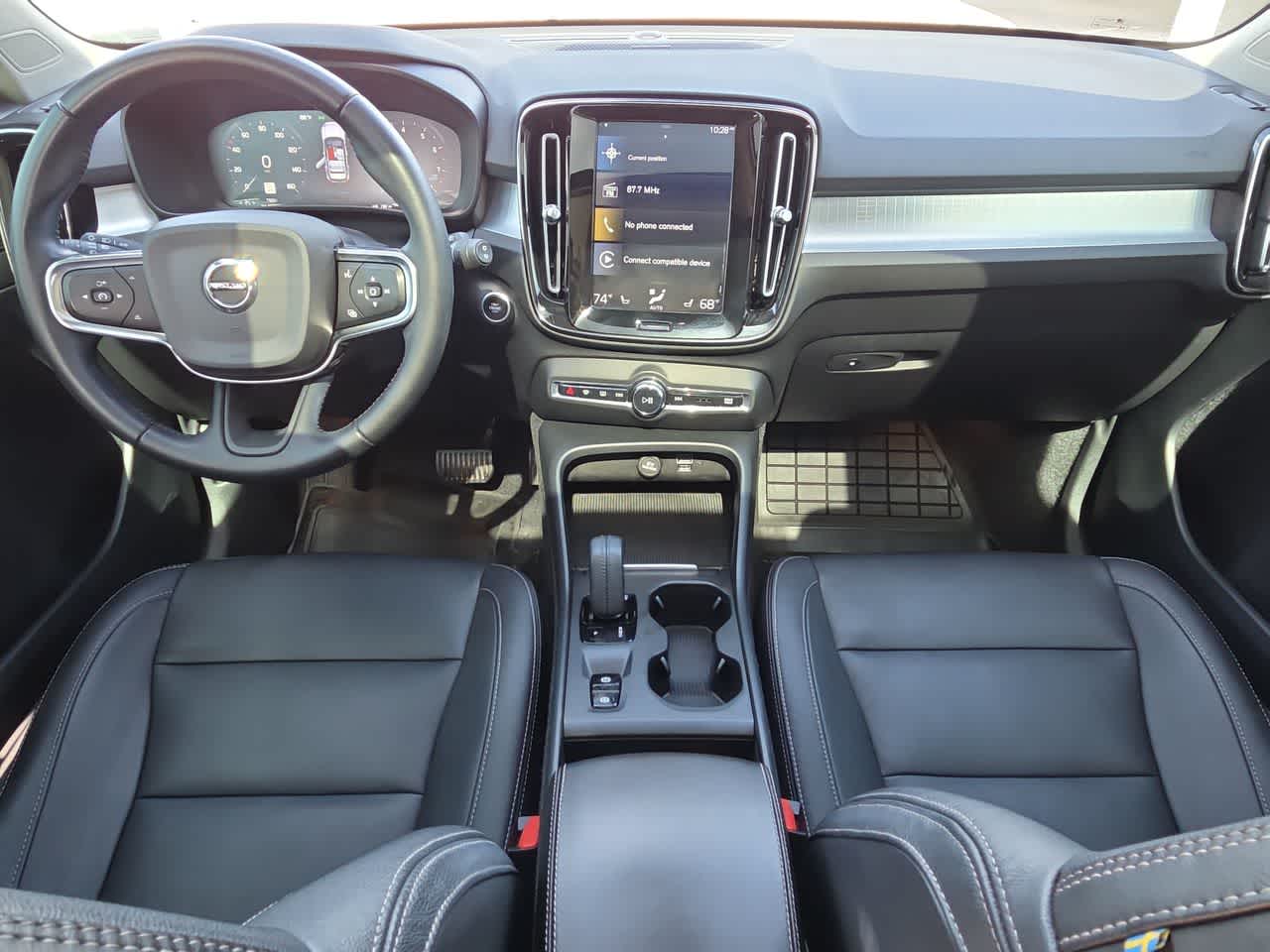 Thumbnail: 2021 Volvo XC40 - 14