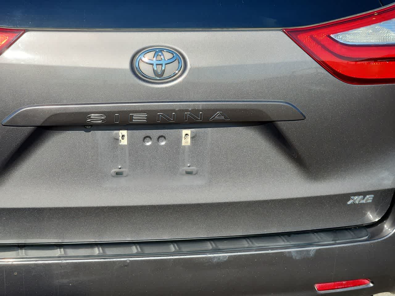 Thumbnail: 2016 Toyota Sienna - 11