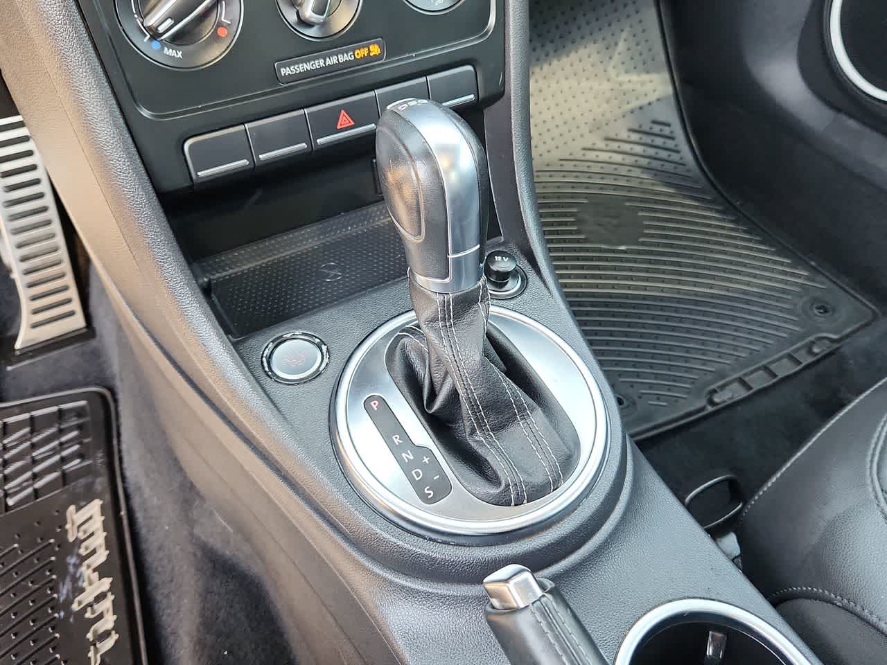 Thumbnail: 2013 Volkswagen Beetle - 21