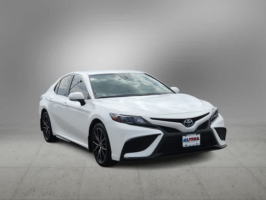 2022 Toyota Camry SE 2