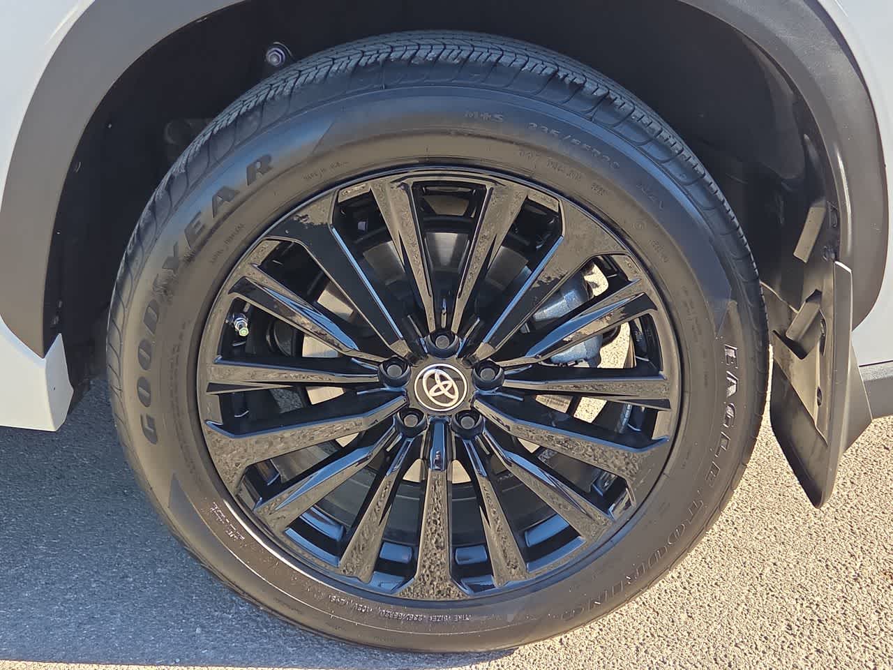 Thumbnail: 2023 Toyota Highlander - 16