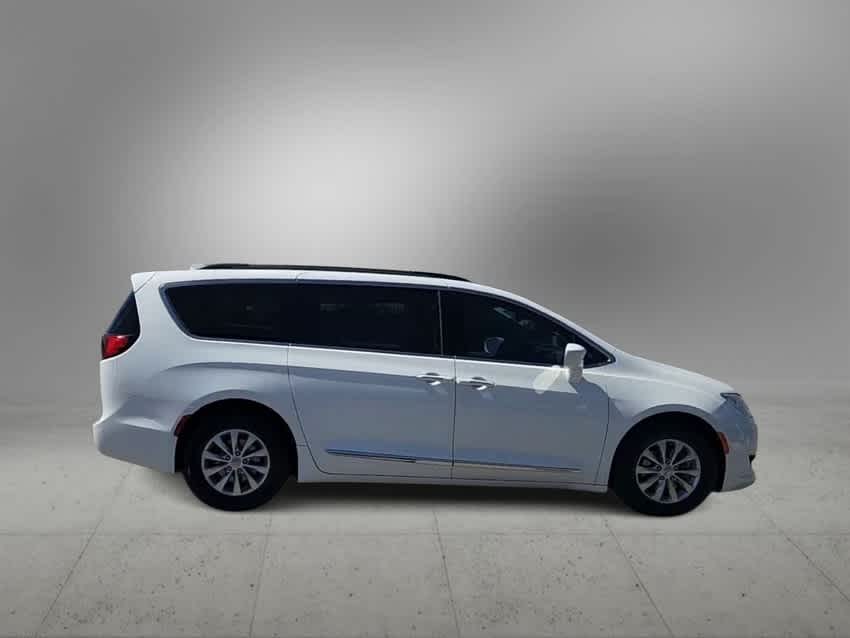 2017 Chrysler Pacifica Touring-L 2