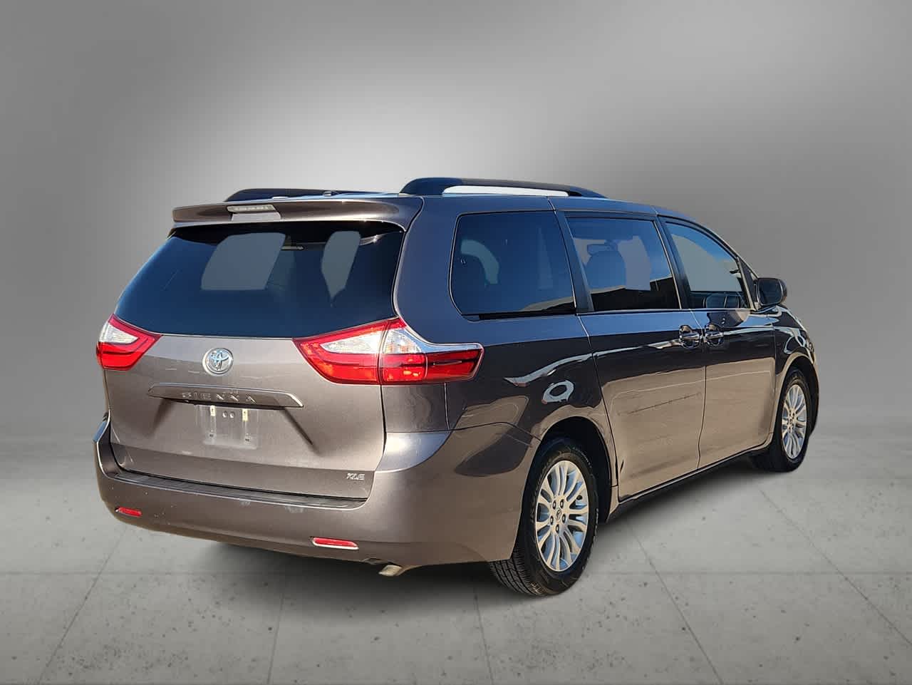 Thumbnail: 2016 Toyota Sienna - 8