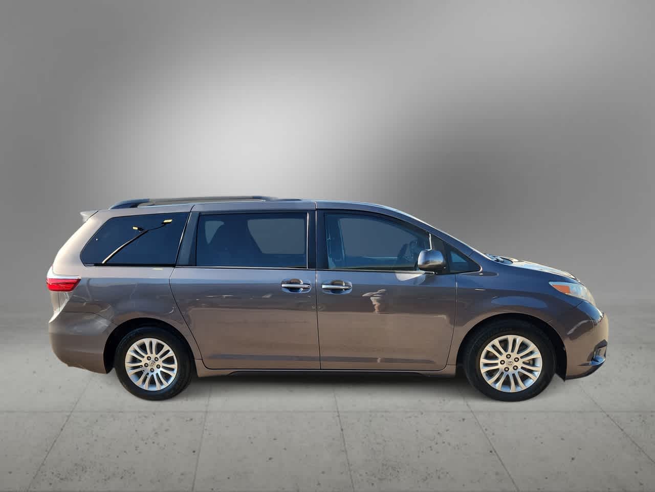 Thumbnail: 2016 Toyota Sienna - 9