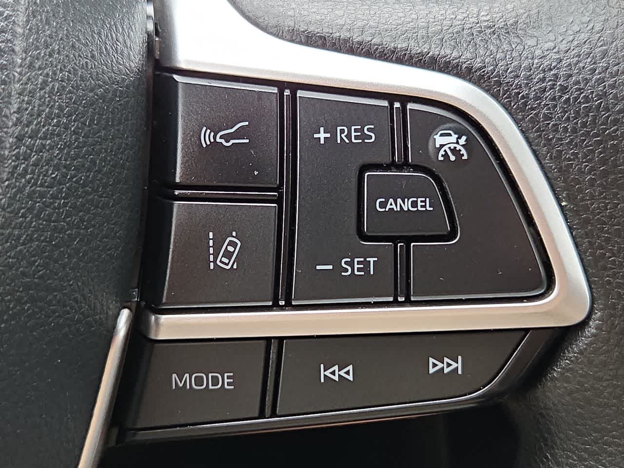 Thumbnail: 2023 Toyota Highlander - 23