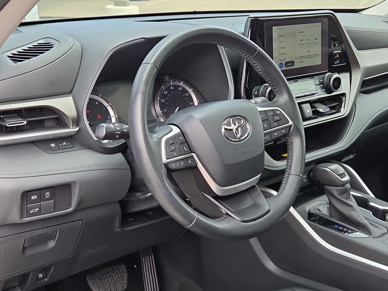 Thumbnail: 2023 Toyota Highlander - 10