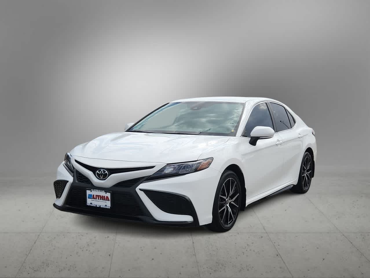 2022 Toyota Camry SE Hero Image