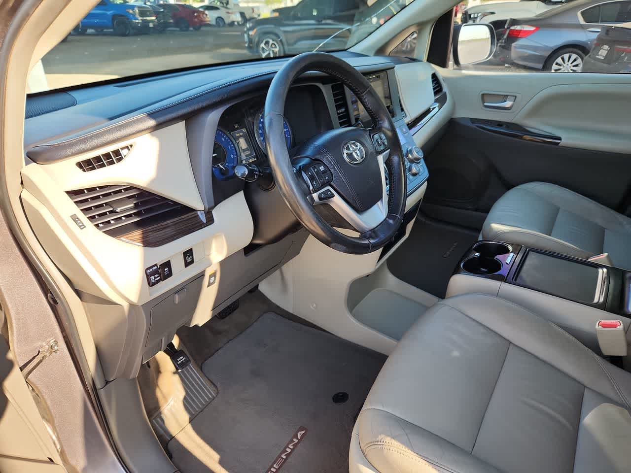 Thumbnail: 2016 Toyota Sienna - 10