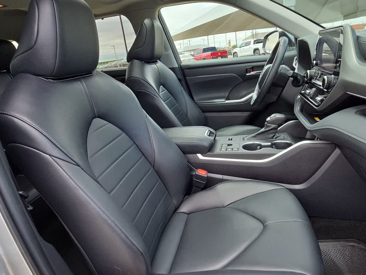 Thumbnail: 2023 Toyota Highlander - 18