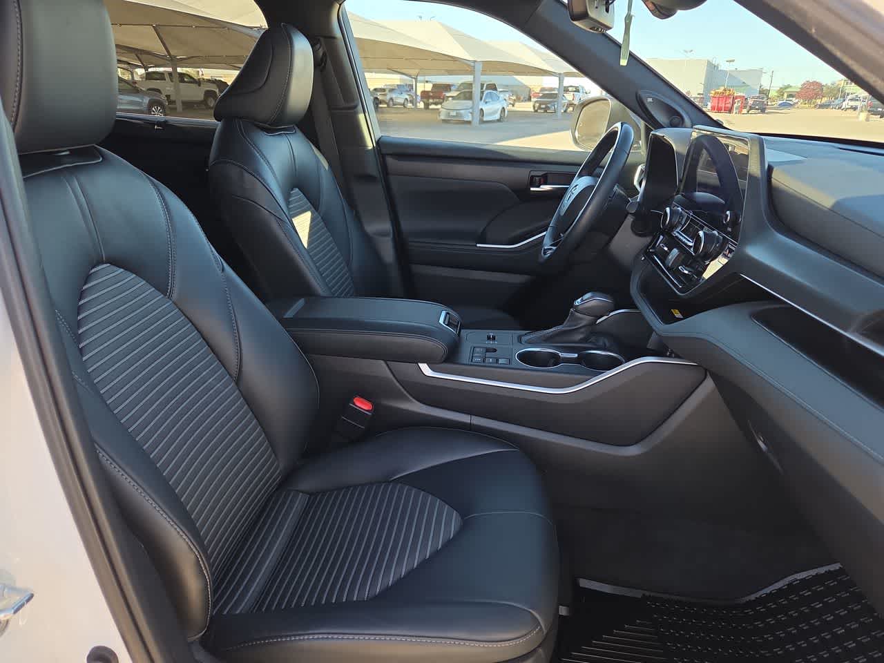 Thumbnail: 2023 Toyota Highlander - 22