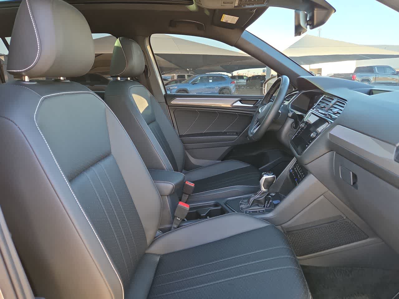 Thumbnail: 2023 Volkswagen Tiguan - 18