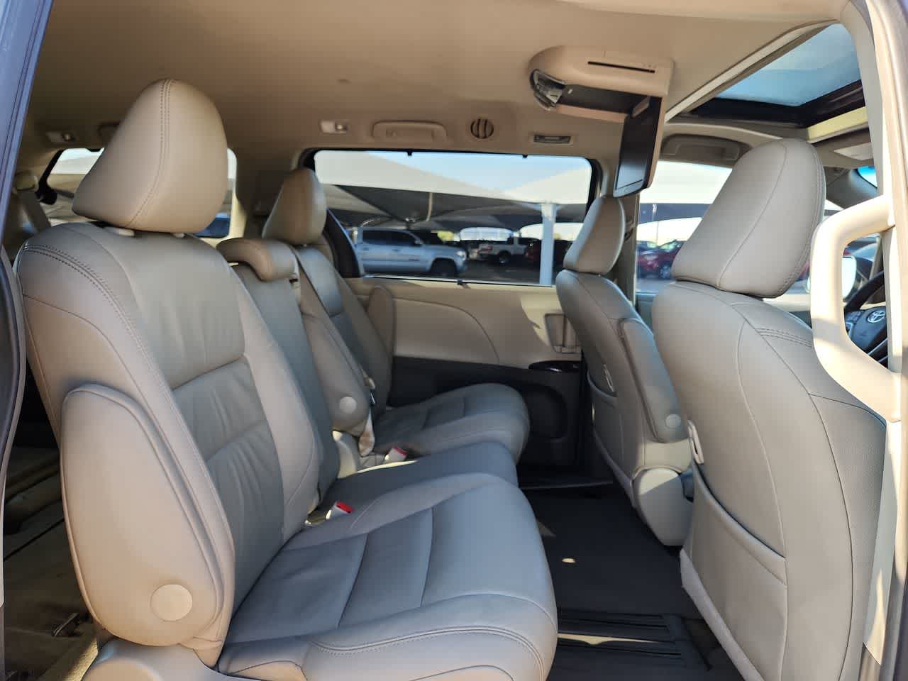 Thumbnail: 2016 Toyota Sienna - 17
