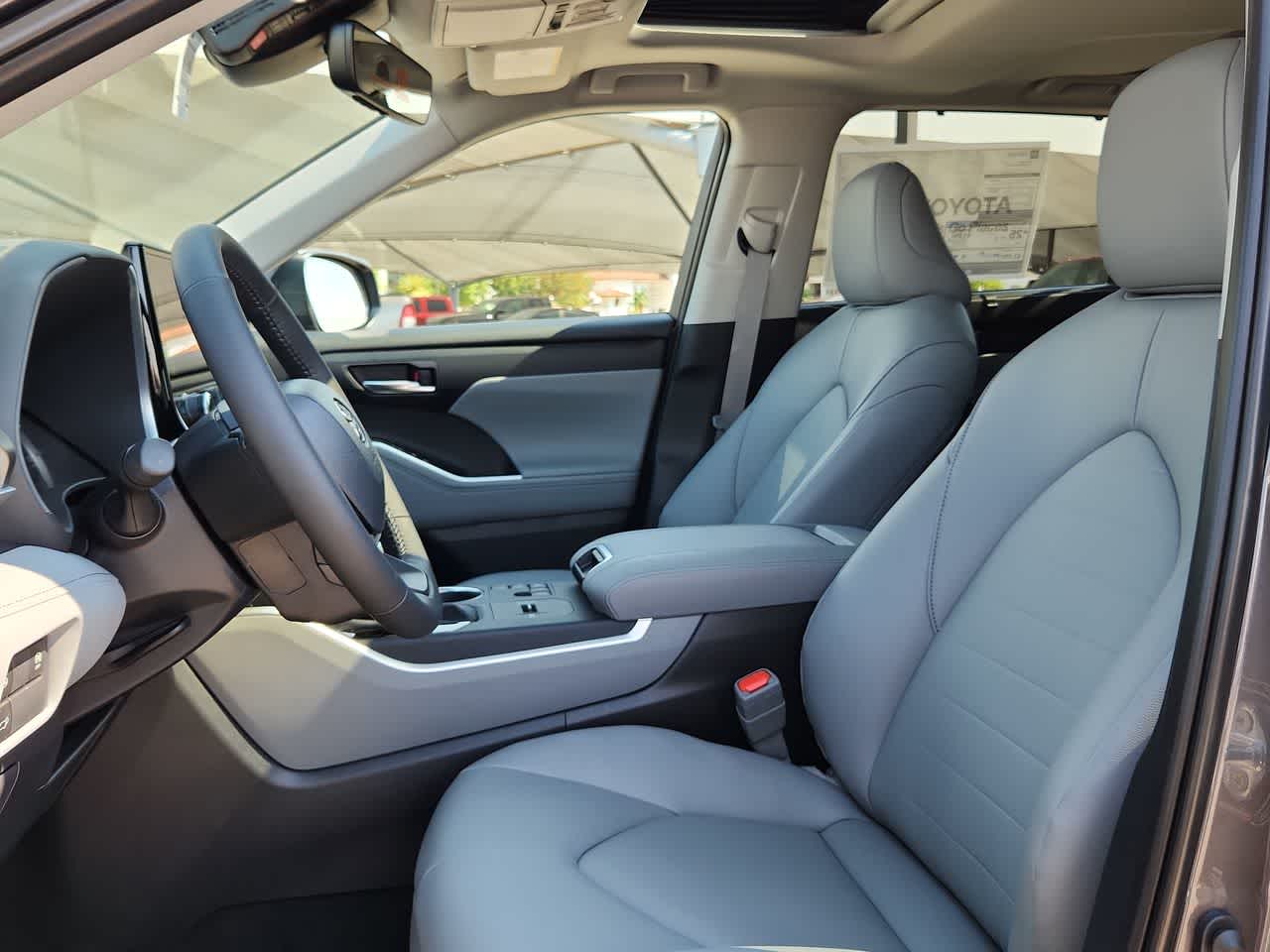 Thumbnail: 2025 Toyota Highlander - 15